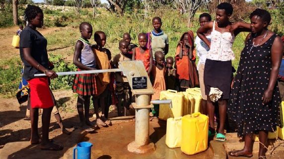 Un pozzo in Uganda donato dalla Fondazione di Piacenza e Vigevano